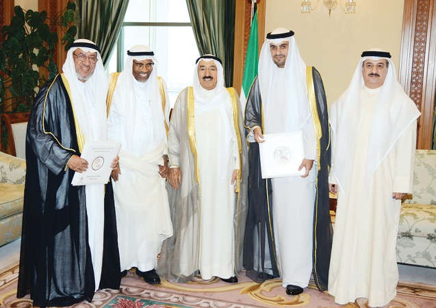 صاحب السمو الامير الشيخ صباح الاحمد خلال استقباله انس الصالح ود احمد محمد علي ود وليد الوهيب﻿
