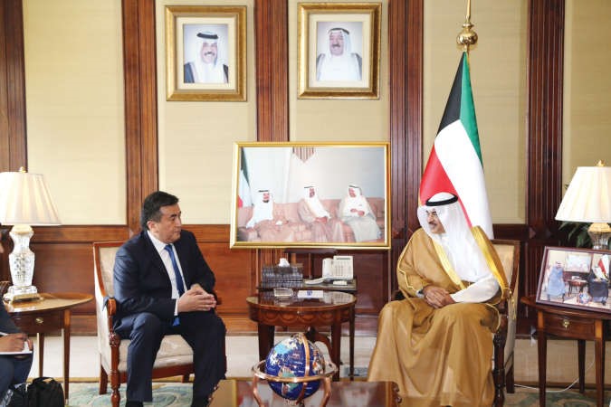 الشيخ صباح الخالد اثناء استقباله سفير الجمهورية القرغيزية جوسوب شاريبوف ﻿