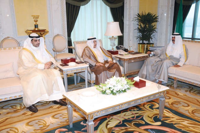 سمو ولي العهد الشيخ نواف الاحمد مستقبلا الشيخ خالد الجراح والشيخ محمد العبدالله﻿