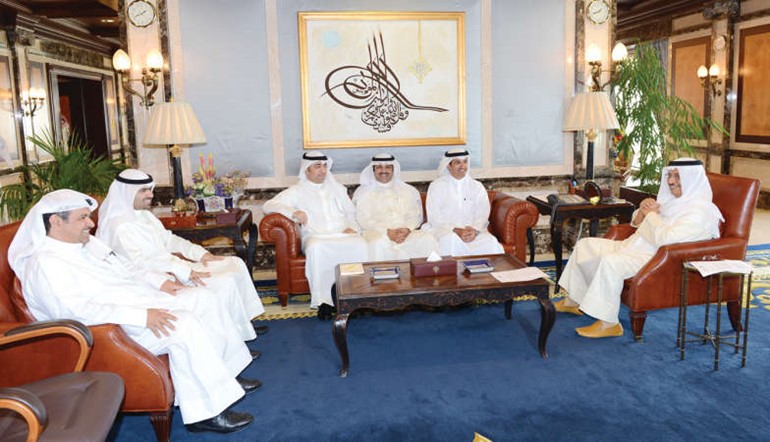  سمو رئيس الوزراء الشيخ جابر المبارك اثناء استقباله رئيس مجلس ادارة جمعية المحامين وسمي الوسمي واعضاء الجمعية ﻿