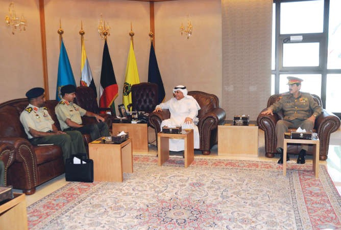 الشيخ خالد الجراح خلال استقباله رئيس الاركان البنغلاديشي الفريق اول اقبال بهويان ﻿