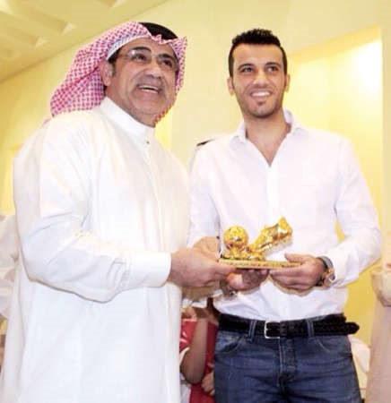عمر السومة يتسلم جائزة الحذاء الذهبي من المدرب محمد ابراهيم