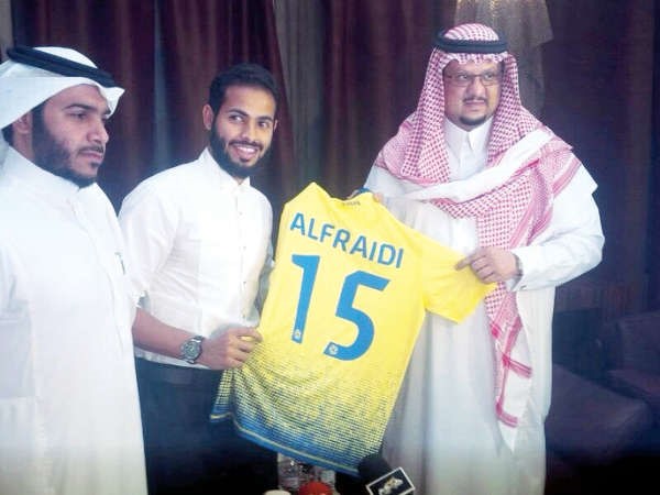 احمد الفريدي يعرض قميصه الجديد الى جانب رئيس النصر الامير فيصل بن تركي