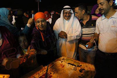 بالفيديو والصور.. مبارك يحتفل بعيد ميلاده مع أنصاره وحفيده .. ومصرية تتسلق اسوار المستشفى لرؤيته