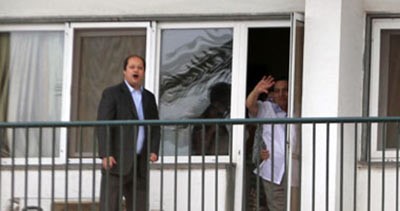 بالفيديو والصور.. مبارك يحتفل بعيد ميلاده مع أنصاره وحفيده .. ومصرية تتسلق اسوار المستشفى لرؤيته