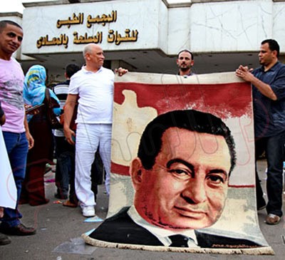 بالفيديو والصور.. مبارك يحتفل بعيد ميلاده مع أنصاره وحفيده .. ومصرية تتسلق اسوار المستشفى لرؤيته
