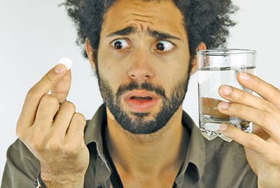 شبان سعوديون يقبلون على حبوب منع الحمل «لتحسين مظهرهم»!