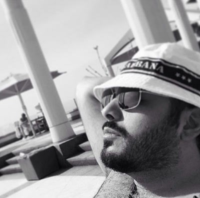 بالصور.. رامي عياش يستجم على شاطئ الإسكندرية 