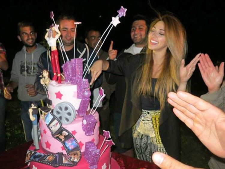 بالصور.. ميريام فارس تحتفل بعيد ميلادها الـ"31" في الصحراء 