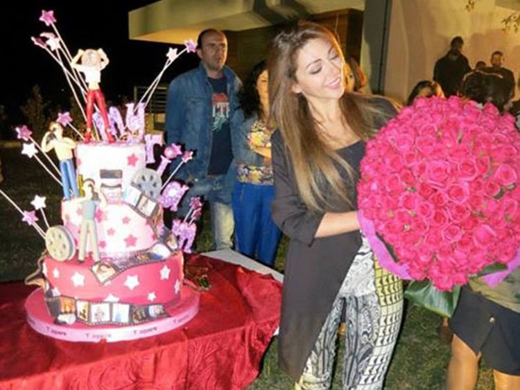 بالصور.. ميريام فارس تحتفل بعيد ميلادها الـ"31" في الصحراء 