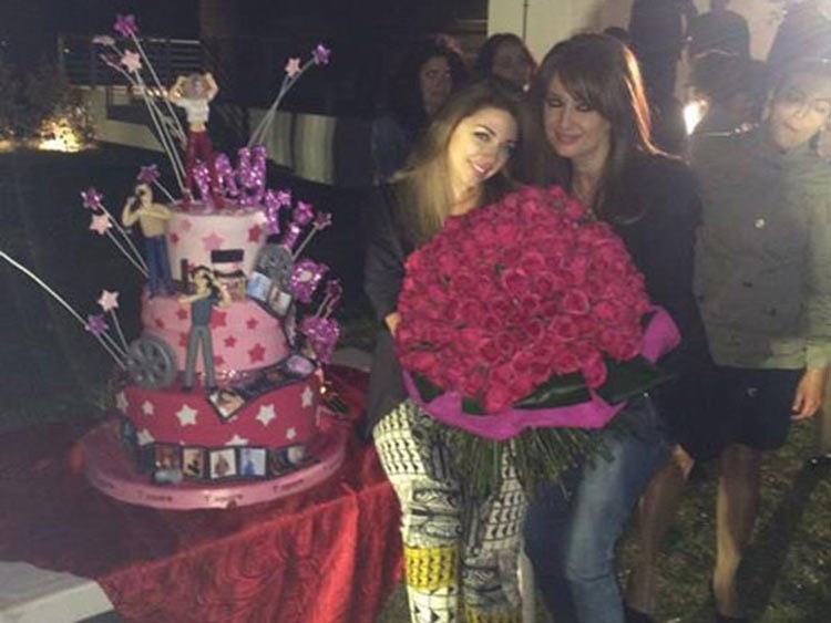 بالصور.. ميريام فارس تحتفل بعيد ميلادها الـ"31" في الصحراء 