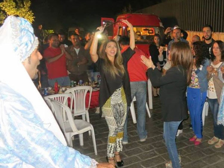 بالصور.. ميريام فارس تحتفل بعيد ميلادها الـ"31" في الصحراء 