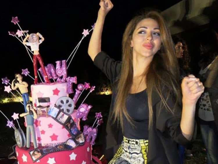 بالصور.. ميريام فارس تحتفل بعيد ميلادها الـ"31" في الصحراء 