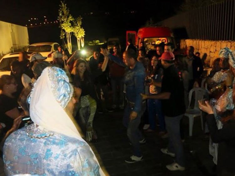 بالصور.. ميريام فارس تحتفل بعيد ميلادها الـ"31" في الصحراء 