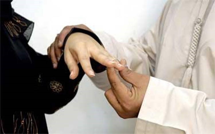 سعودية تخطب لزوجها فتاة عشرينية وتحضر مراسم عقد القران