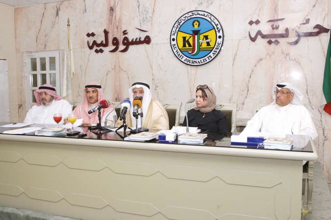 ابراهيم البغلي وعلي حسن وامينة العلي خلال المؤتمر الصحافي بحضور الزميل فيصل القناعي 	محمد هاشم﻿