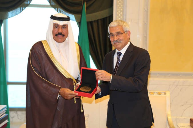 سمو ولي العهد خلال لقائه د عدنان شهاب الدين﻿