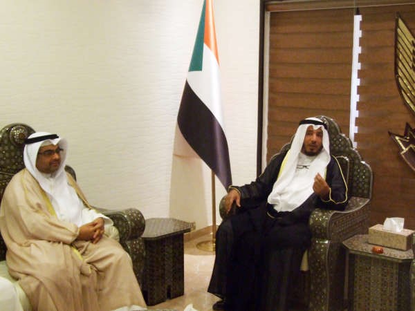 د عبدالله المعتوق خلال لقائه مع السفير طلال الهاجري 