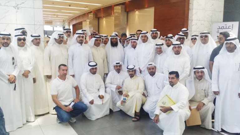 النائب حمود الحمدان يتوسط المعتصمين﻿
