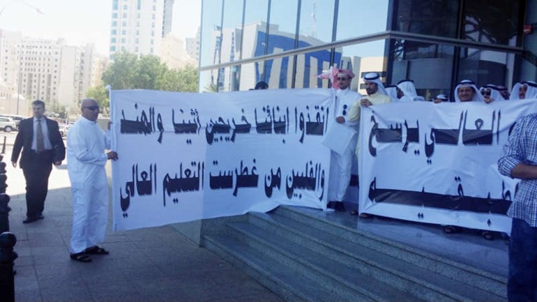 لافتات رفعها المعتصمون تبين مطالبهم ﻿