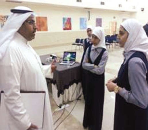دعلي بومجداد متحدثا للطالبات