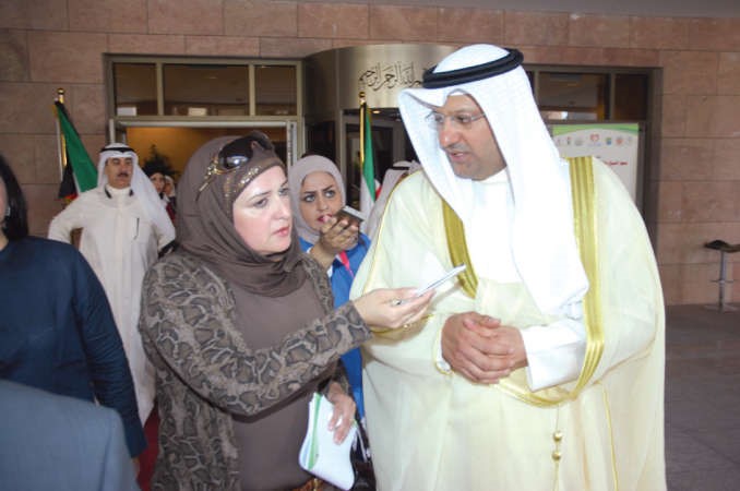 د علي العبيدي متحدثا الى الزميلة حنان عبدالمعبود﻿