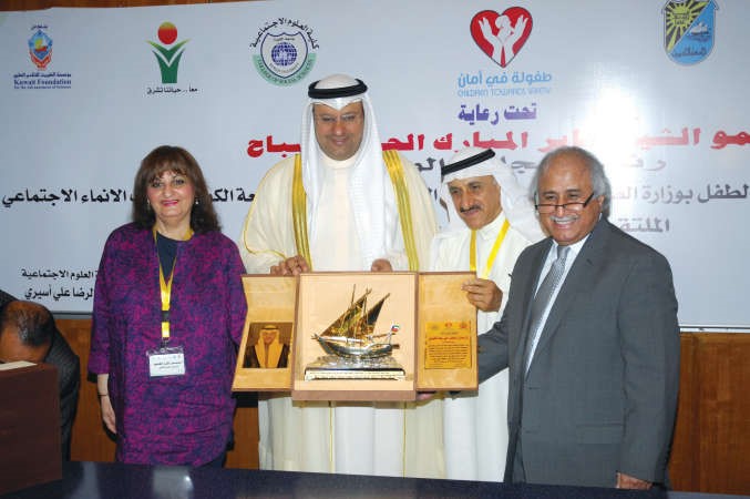 درع راعي الحفل سمو رئيس الوزراء يتسلمها د علي العبيدي من د عبداللطيف البدر ود عبد الرضا اسيري﻿