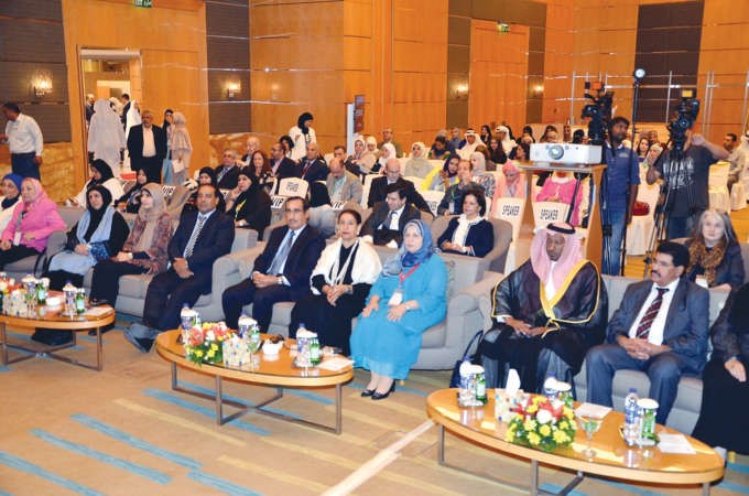 د قيس الدويري ود ليلى بستكي والشيخة شيخة العبدالله في مقدمة الحضور﻿