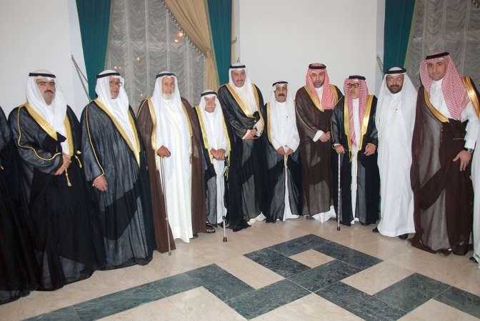 محافظ الفروانية وسلمان الدبوس وعلي الدبوس وراشد الهاجري وفلاح الصقر وعدد من الشيوخ
﻿