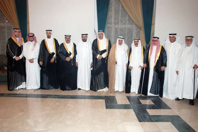 الشيخ فيصل الحمود متوسطا الحضور
﻿