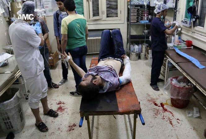 جرحى يعالجون في احد المشافي الميدانية في حلب امس الاول اپ