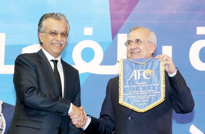 سليمان يتسلم شعار الاتحاد الاسيوي من رئيسه الشيخ سلمان بن ابراهيم 