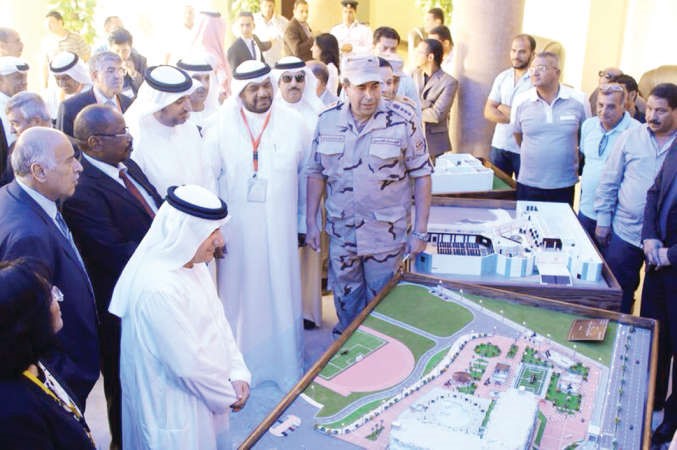 الشيخ احمد المنصور يطلع على المنشات الجديدة