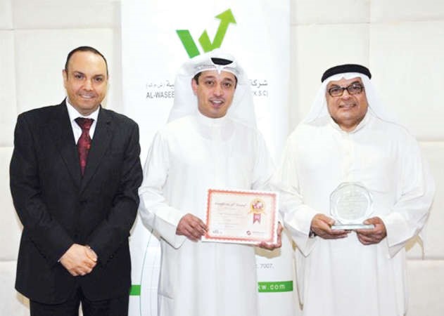 فوزي الفوزان واحمد العوضي خلال تسلم الجائزة﻿
