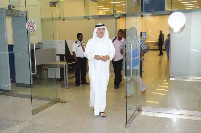 المطرب ياس خضر لدى وصوله مطار الكويت اسامة ابوعطية