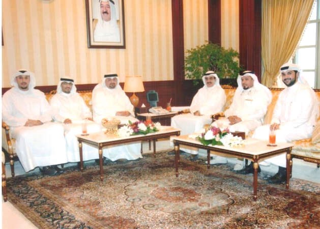 عبداللطيف الروضان خلال استقباله اعضاء مجلس ادارة جمعية العلاقات العامة 