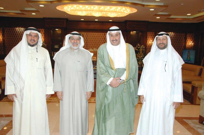 الشيخ فيصل الحمود مع اعضاء جمعيه الاصلاح فرع الفروانية﻿