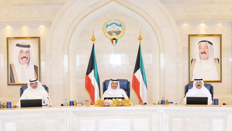 سمو الشيخ جابر المبارك مترئسا جلسة مجلس الوزراء امس ويتوسط الشيخ صباح الخالد والشيخ محمد الخالد﻿