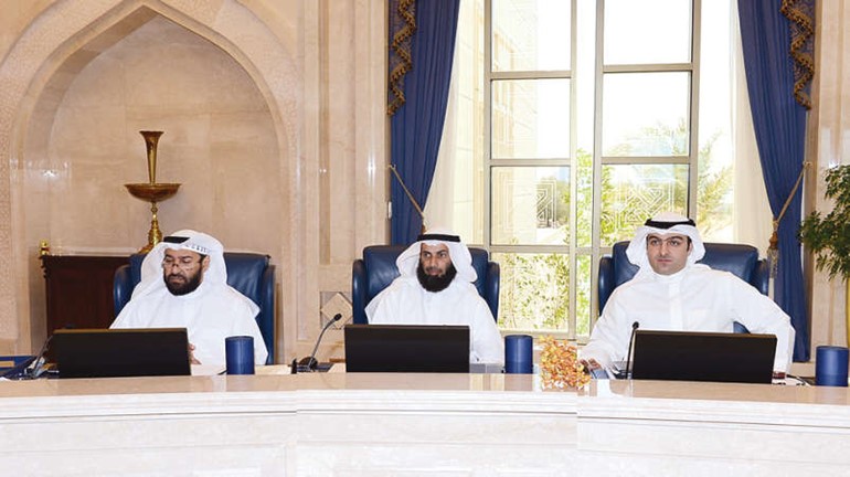 الوزراء ياسر ابل ود نايف العجمي ود علي العمير خلال الجلسة﻿