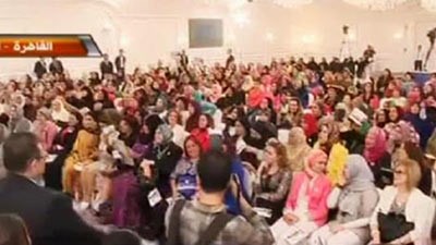 بالفيديو.. السيسي لسيدات مصر: "كده ها نعمل مشكلة مع الرجالة"