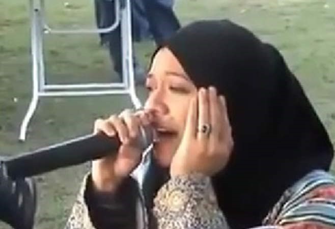 بالفيديو.. فتاة ماليزيه تقلد الشيخ عبد الباسط فى قراءة القرآن 