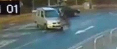 بالفيديو.. سائق بريطاني يصدم طفلة على دراجة في منحنى