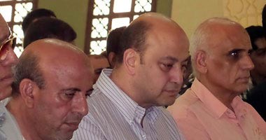 بالفيديو.. عمرو أديب يجهش بالبكاء اثناء توديع والدته