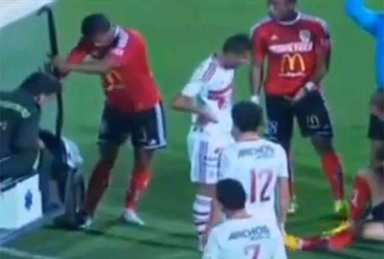 بالفيديو.. في الدوري المصري.. سيارة الإسعاف تدهس لاعباً.. ومعركة بالأيدي والأقدام