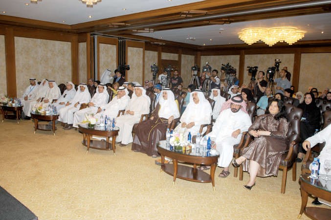 معلي اليوحة ودبدر الدويش ومحمد العسعوسي ونجلاء النقي يتوسطون الحضور حمدي شوقي