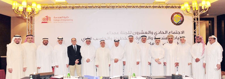 دحسين الخياط مع المشاركين في الاجتماع 
