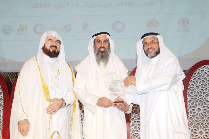 عبدالله الحيدر يتسلم تكريم بيت الزكاة