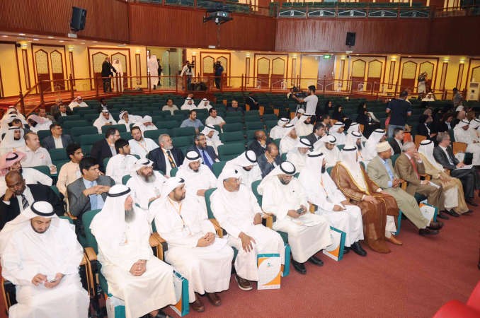 حضور غفير يتابع برنامج المنتدى