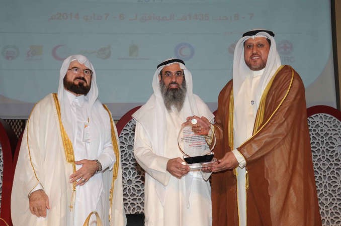 الحجي يكرم العون ويبدو الشيخ القره داغي