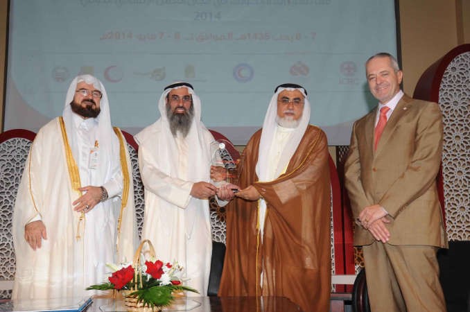 د عبدالمحسن الخرافي يتسلم تكريم الامانة العامة للاوقاف 
